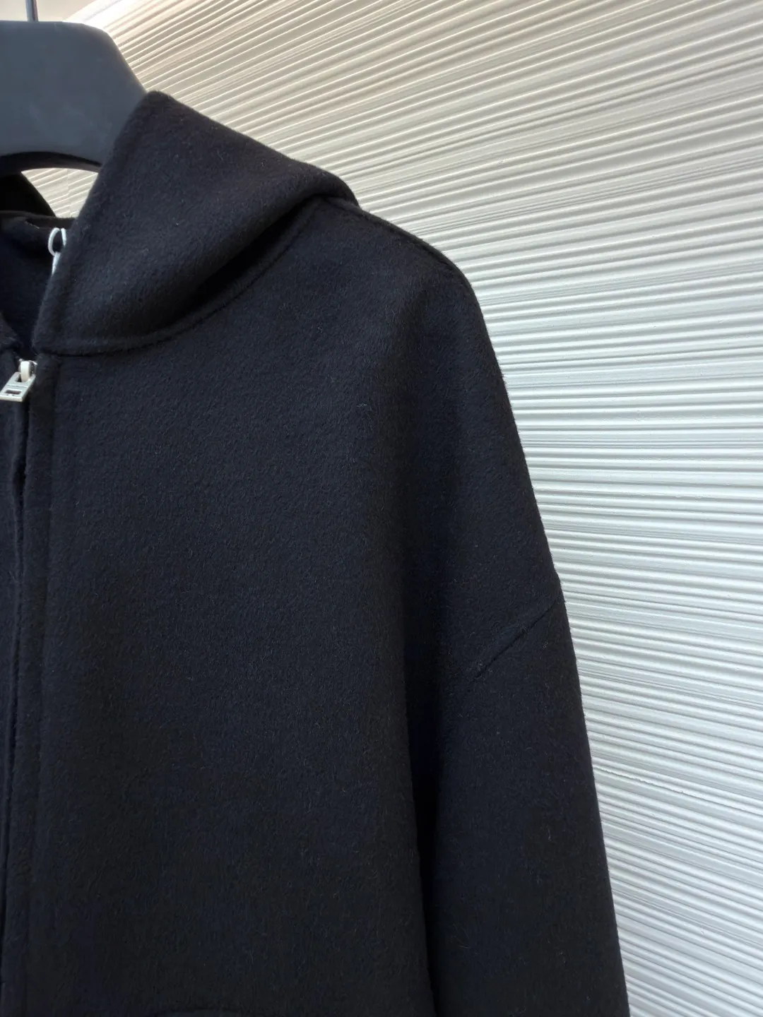Acne Studios Nordic minimalist style double-sided woolen cashmere jacket ●Authentic product: purchased and developed for 9769 ●Item number: 1680856-C85 ●Material: cashmere fabric ●Technology: solid color distressed production ●Version: fitted version ●Weight: about 1060 grams ●Size: S-M-L ●Description: ACNE Nordic minimalist style double-sided woolen cashmere jacket Original version Purchased for 11000 Fabric dyed for 35 days Consistent with YB, different from the market version, the fabric is 90% sheep wool and 10% cashmere. The quality inspection report is acceptable. The zipper uses the original authentic zipper with TALON base. The real antique silver craftsmanship is different from the solid color distressed on the market. It uses Ice Pa lining and customizes the YB consistent collar label. The workmanship details are excellent. The overall wiring is straight and delicate, the fabric is comfortable and soft, and the color is consistent without color difference. It can be matched with the same style to create a fashionable look and control various occasions. Customized accessories, complete with three standards, same style for men and women!